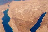 088-Синайский полуостров, слева-Синайский залив, справа- акабски